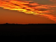 78 Nuvole in cielo infuocate dal sole calato dietro le Alpi